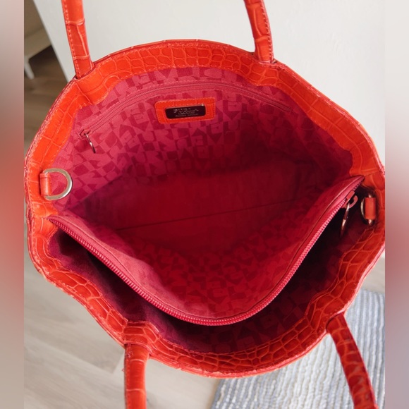 11. FURLA GENUINE LEATHER TOTE HANGBAG - Picture 3 of 10